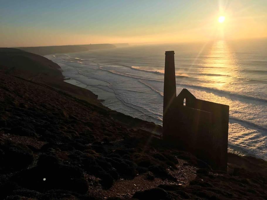 St Agnes Perfect Location, Hot Tub, Sea Views, Gym Appartamento Esterno foto